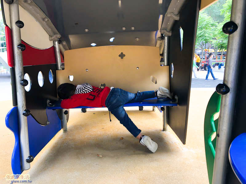 中央公園機械造型溜滑梯下椅子