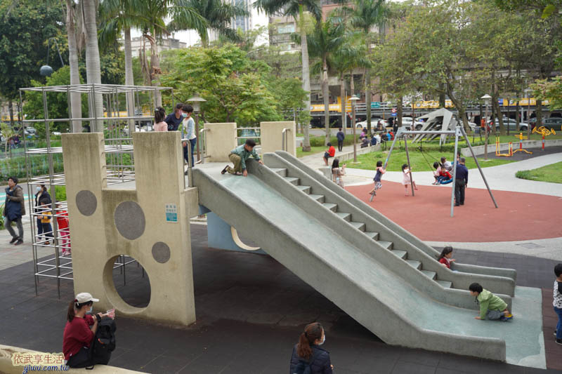 中央公園磨石子溜滑梯