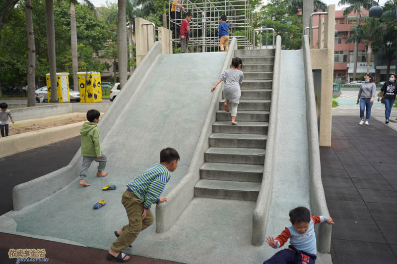 中央公園磨石子溜滑梯