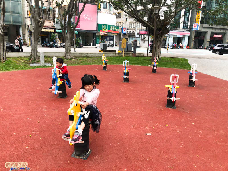 中央公園搖搖馬