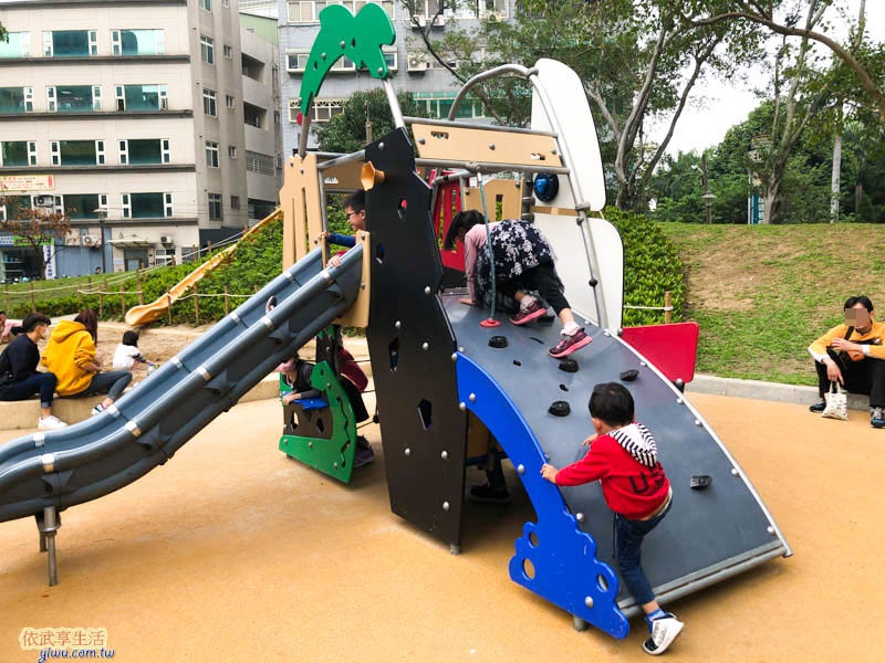 中央公園機械造型溜滑梯