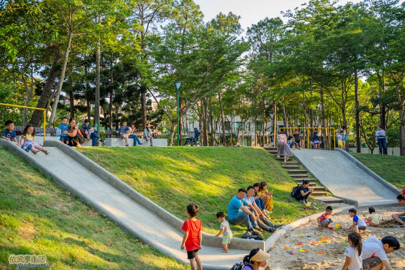 新竹明湖公園山丘磨石子溜滑梯