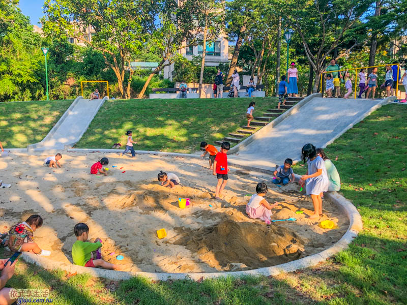 新竹明湖公園山丘磨石子溜滑梯