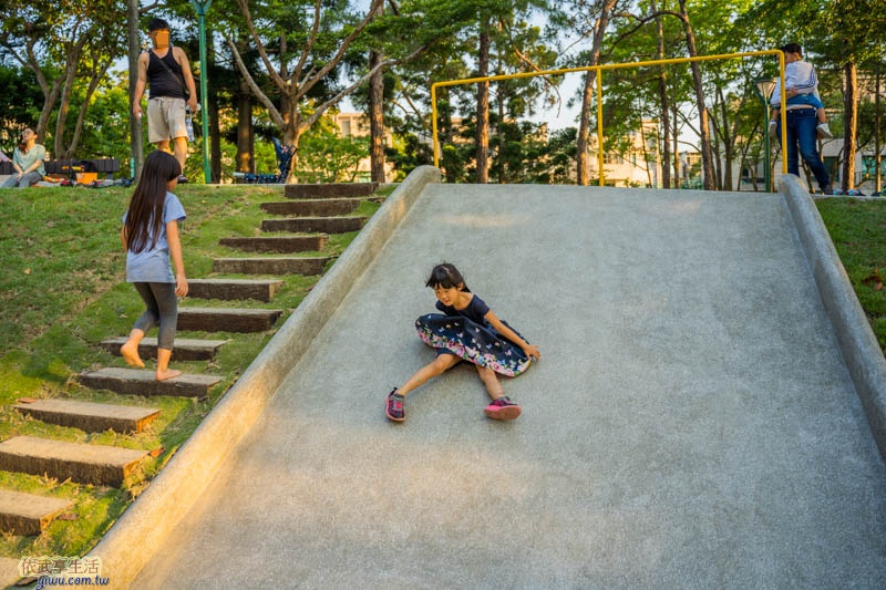 新竹明湖公園山丘磨石子溜滑梯