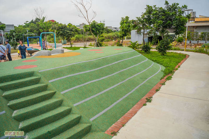 新豐埔和公園山丘磨石子溜滑梯的樓梯