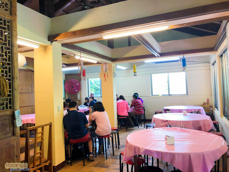 歇心茶樓圓桌用餐區