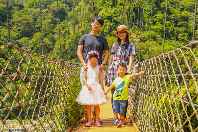 內灣愛情故事館旁攀龍吊橋