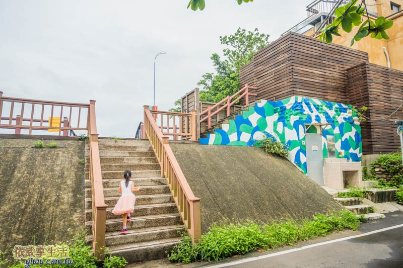 香山濕地賞蟹步道旁的海堤階梯