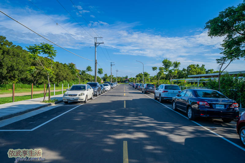 青青草原停車格