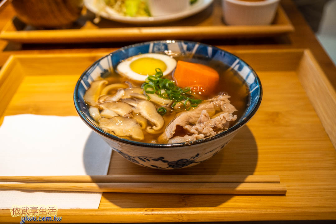 青山溡光餐點