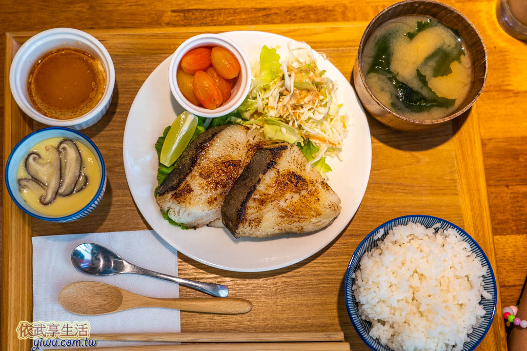 青山溡光餐點