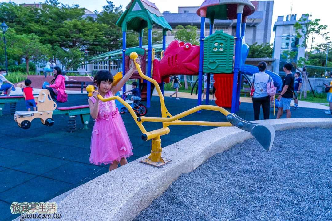 頂竹圍公園稅石坑挖土機