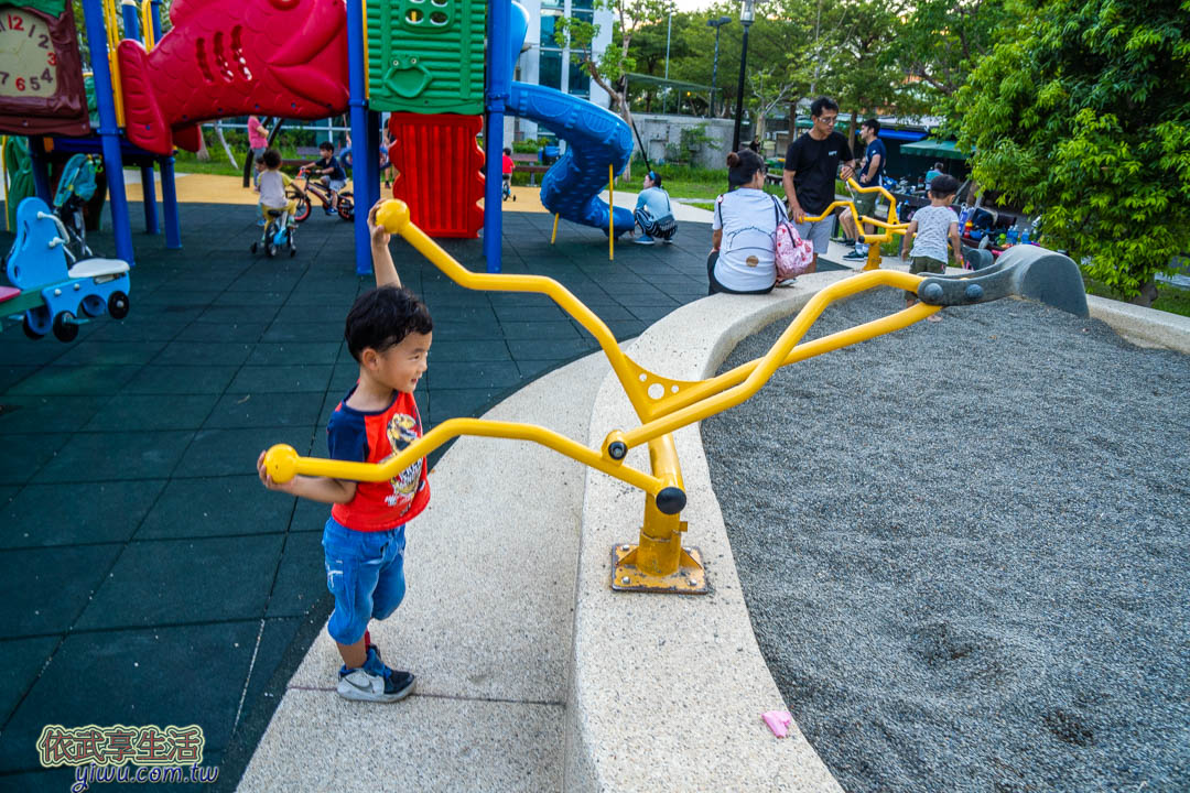 頂竹圍公園稅石坑挖土機
