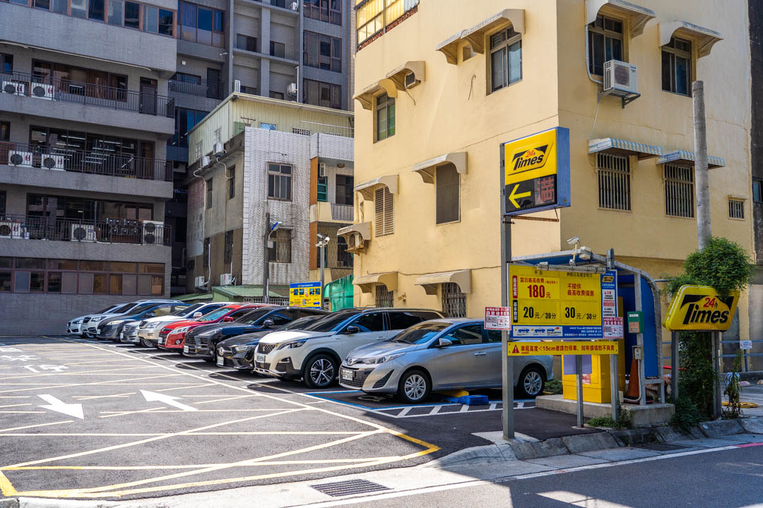 芙洛麗烘培坊關新店停車